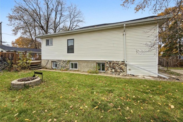 1260 8th Street, Brandon, MB R7A3Z2 Photo 2