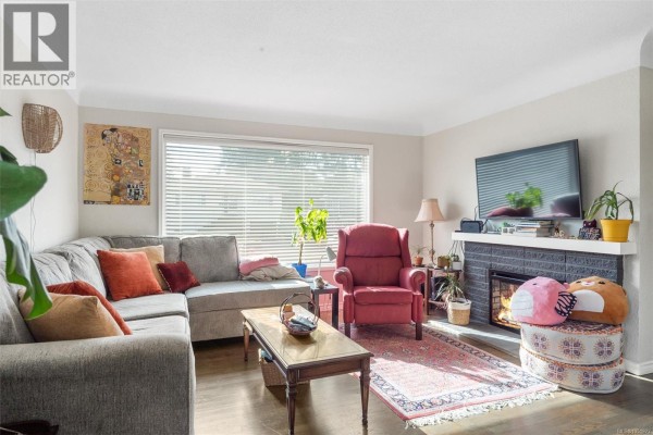 Living room - 1260 Garkil Rd, Saanich, BC V8P2L3 Photo 5