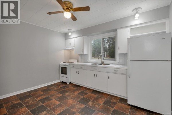Kitchen - 1260 Sayward Rd, Sayward, BC V0P1R0 Photo 5