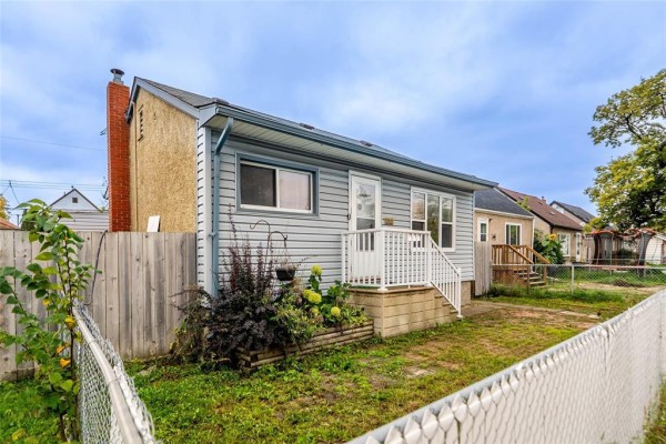 Kitchen - 1262 Logan Avenue, Winnipeg, MB R3E1R3 Photo 2