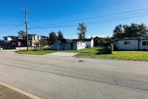 12666 114 Avenue, Surrey, BC V3V3N9 Photo 2