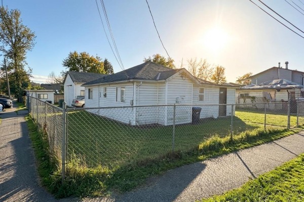 12666 114 Avenue, Surrey, BC V3V3N9 Photo 3