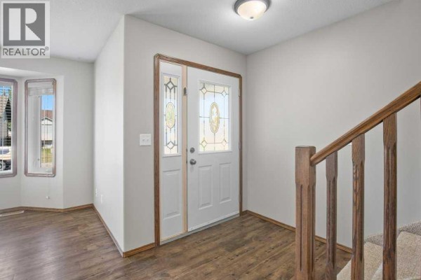 Kitchen - 127 - 129 Lyons Close, Red Deer, AB T4R3P6 Photo 3