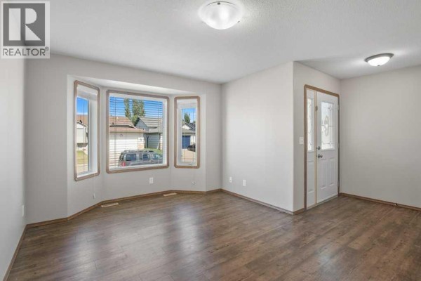 Living room - 127 - 129 Lyons Close, Red Deer, AB T4R3P6 Photo 5
