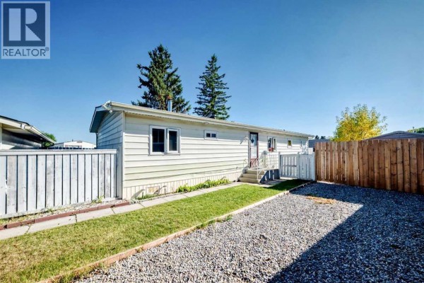 Primary Bedroom - 127 Huntwell Place Ne, Calgary, AB T2K5T2 Photo 4
