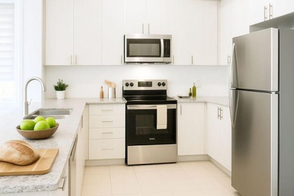 White U-shaped kitchen with stainless steel appliances and granite countertops. - 127 Keppel Circle, Brampton