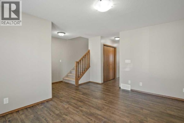 Living room - 127 Lyons Close, Red Deer, AB T4R3P6 Photo 5