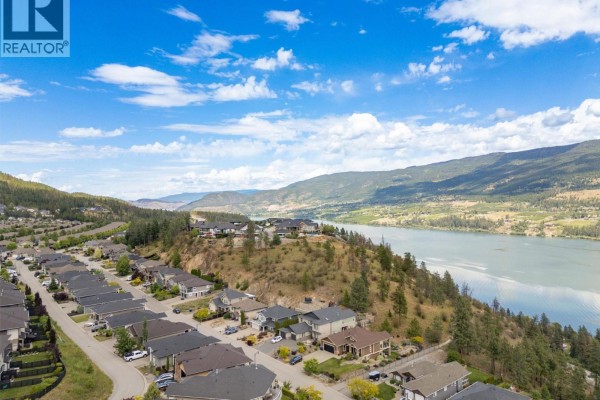 Living room - 12719 Cliffshore Drive, Lake Country, BC V4V2P6 Photo 2