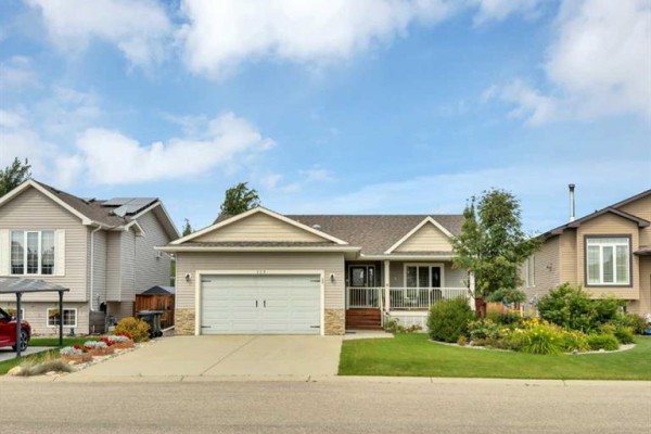 Living room - 128 12 Ave Ne, Sundre, AB T0M1X0 Photo 2