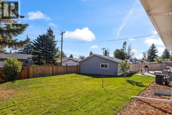 2pc Bathroom - 128 Doverthorn Bay Se, Calgary, AB T2B2G3 Photo 4