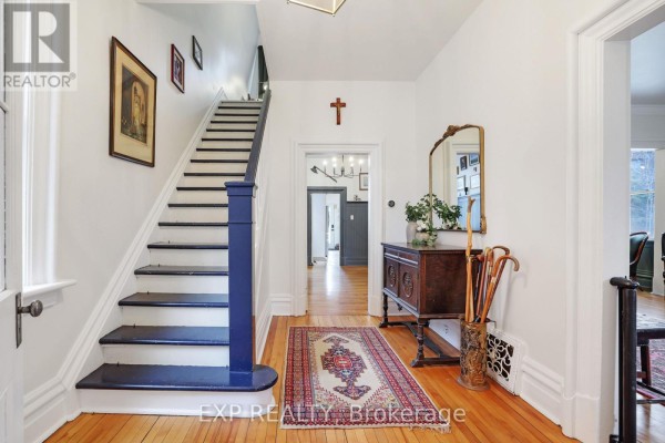 Kitchen featuring a central island, range hood, and open shelving. - 128 Renfrew Avenue E, Renfrew