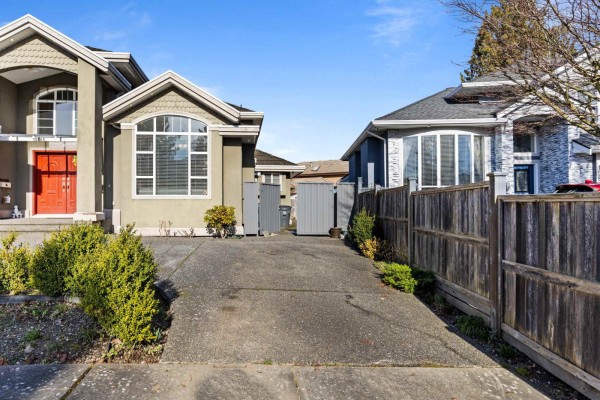 12865 63a Avenue, Surrey, BC V3X3S9 Photo 2