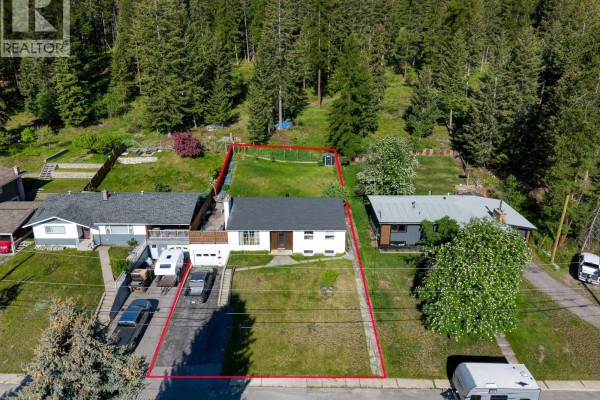Full bathroom - 129 Levirs Avenue, Kimberley, BC V1A1X6 Photo 3