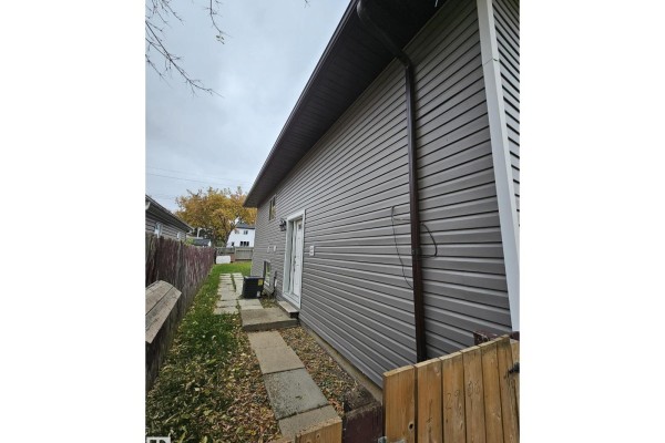 Kitchen - 12906-12908 68 St Nw, Edmonton, AB T5C0E8 Photo 3