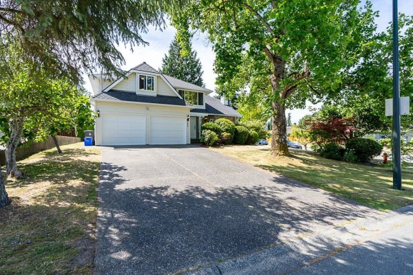 12922 19a Avenue, Surrey, BC V4A8P1 Photo 2