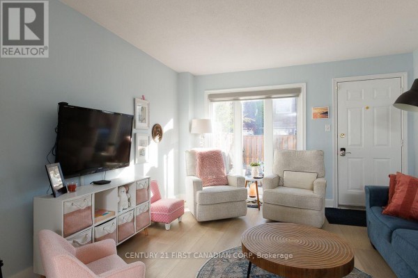 Living room - 13 - 1104 Southdale Road E, London South, ON N6E1B2 Photo 3