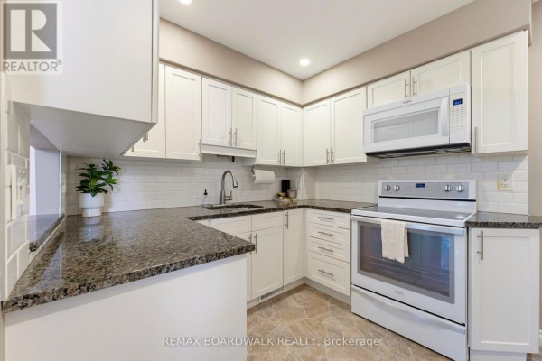13 - 32 Black Forest Lane, Ottawa, ON K2H5C8 Photo 5