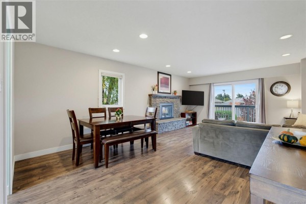 Balcony - 13 4391 Torquay Dr, Saanich, BC V8N3L3 Photo 2