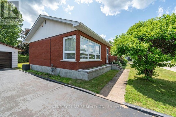 Kitchen - 13 Herman Street, Petawawa, ON K8H1W1 Photo 4