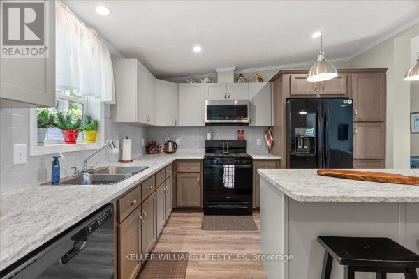 13 Kellestine Drive, Strathroy Caradoc, ON N7G0C5 Photo 4