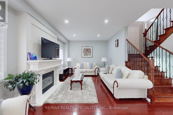 Living room - 13 Ledgerock Road, Brampton, ON L6P2L8 Photo 3