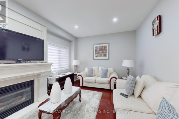 Kitchen - 13 Ledgerock Road, Brampton, ON L6P2L8 Photo 4