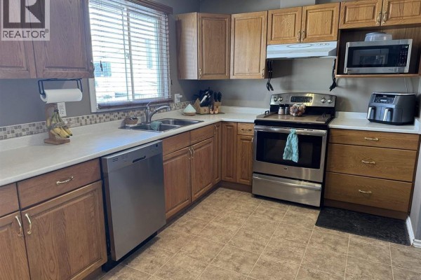 Kitchen - 13 Manson Crescent, Mackenzie, BC V0J2C0 Photo 2