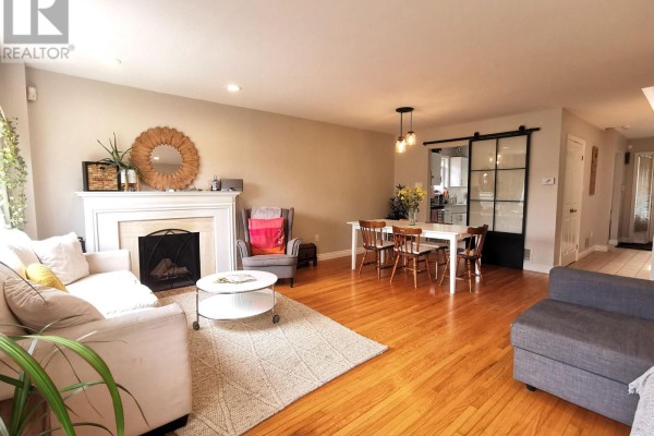 Dining room - 13 Mulberry Crescent, Toronto, ON M6C1N4 Photo 2
