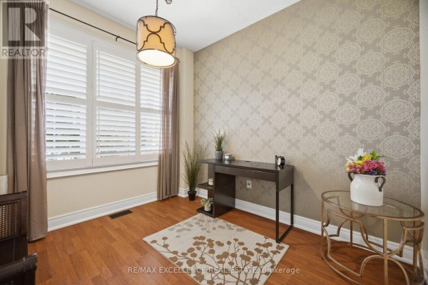 Living room - 13 Sage Meadow Crescent, Brampton, ON L6Y0Y1 Photo 5