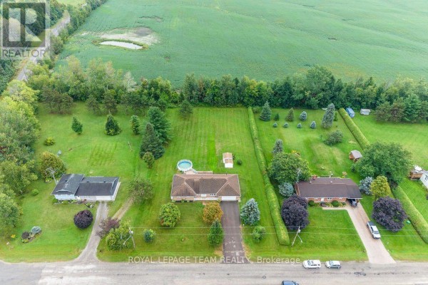 House with pool and garage on large lot - 13 Springfield Drive Whitewater Region