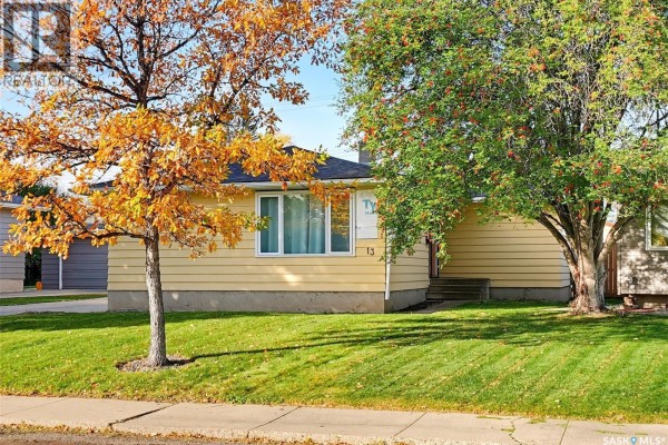 Living room - 13 Stewart Avenue, Saskatoon, SK S7L3S5 Photo 3