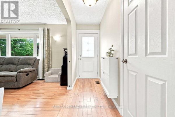 13 Sunset Crescent, Petawawa, ON K8H2L8 Photo 3