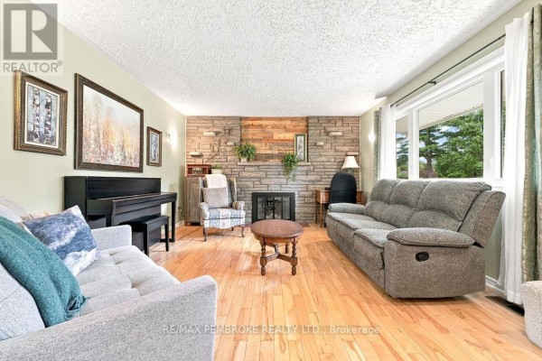 13 Sunset Crescent, Petawawa, ON K8H2L8 Photo 4