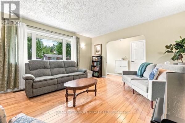 13 Sunset Crescent, Petawawa, ON K8H2L8 Photo 5