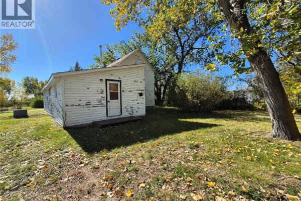 Enclosed porch - 130 Forsyth Street, Radville, SK S0C2G0 Photo 4