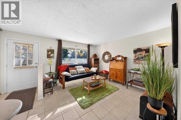 2pc Bathroom - 130 Woodmont Terrace Sw, Calgary, AB T2W4Z4 Photo 4