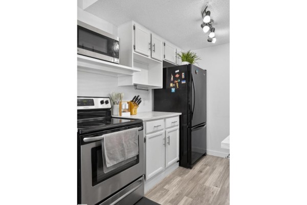 Kitchen - 130 Woodstock Nw Nw, Edmonton, AB T5T0H6 Photo 3