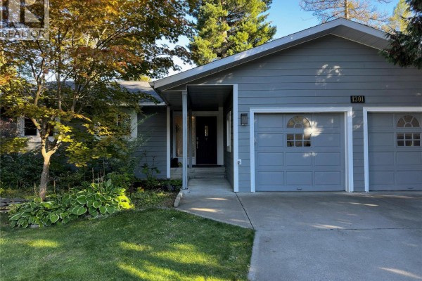 4pc Bathroom - 1301 Grosvenor Place, Castlegar, BC V1N3X8 Photo 2