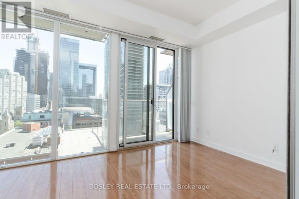 Living room - 1302 - 126 Simcoe Street, Toronto, ON M5H4E6 Photo 3