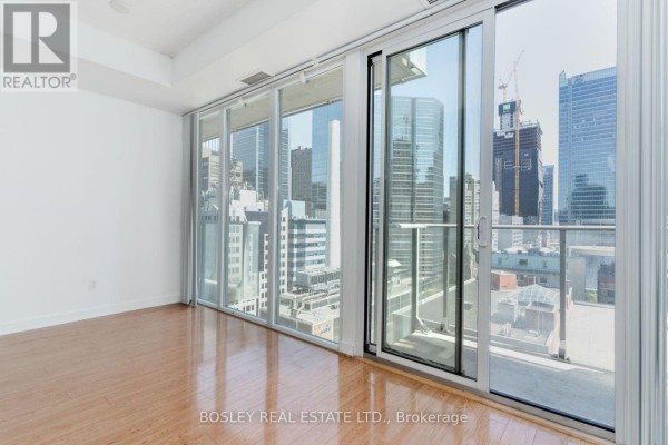 1302 - 126 Simcoe Street, Toronto, ON M5H4E6 Photo 5