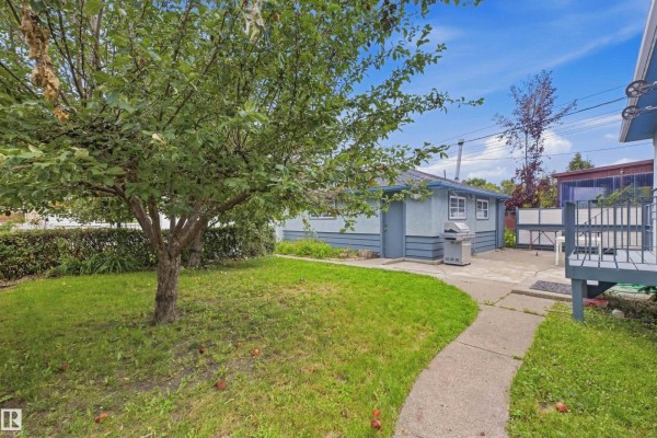 Kitchen - 13024 Sherbrooke Av Nw, Edmonton, AB T5L4E8 Photo 3