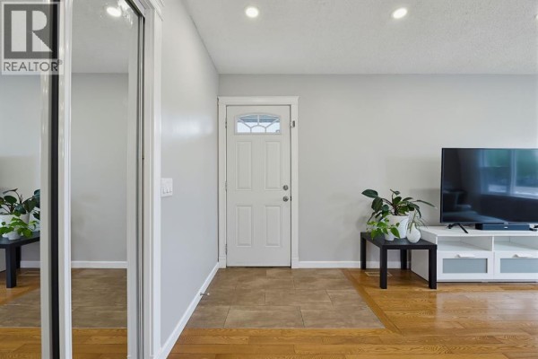 1303 Penedo Crescent Se, Calgary, AB, photo 2