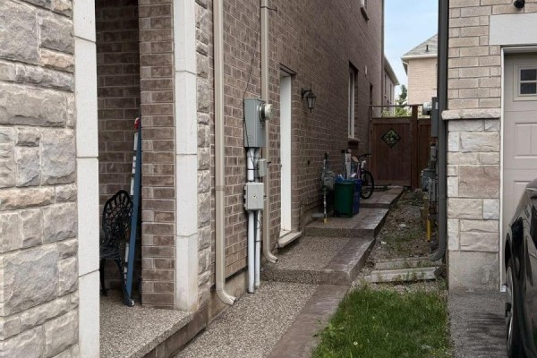 1303 Rose Way W, Milton, ON, photo 2