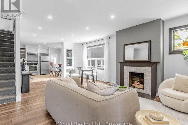 Living room - 1303 Woodbine Avenue, Toronto, ON M4C4E8 Photo 4