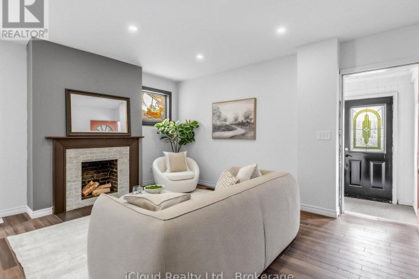 Dining room - 1303 Woodbine Avenue, Toronto, ON M4C4E8 Photo 5