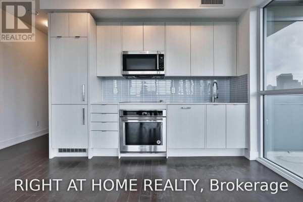 1307 - 181 Bedford Avenue, Toronto, ON M5R3P8 Photo 4