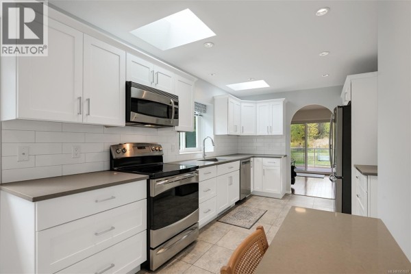 Storage - 1309 Layritz Pl, Saanich, BC V8Z7C4 Photo 2