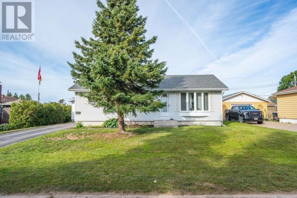 Living room - 131 Allard St, Sault Ste  Marie, ON P6B5G3 Photo 3