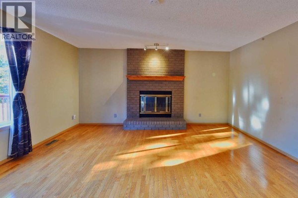 Kitchen - 131 Hawkstone Drive Nw, Calgary, AB T3G3N4 Photo 4