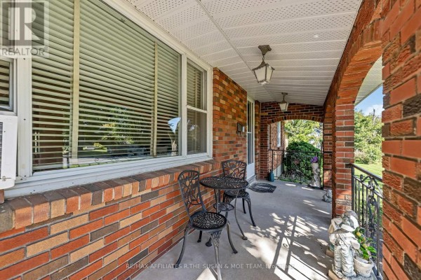 131 Oakridge Boulevard, Ottawa, ON K2G2V1 Photo 3